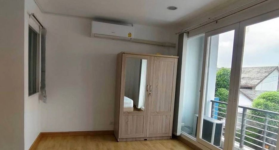 For rent 3 bedrooms townhouse in Wang Thonglang, Bangkok