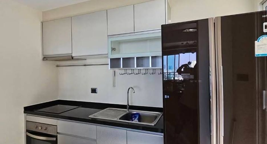 For rent 3 bedrooms condo in Huai Khwang, Bangkok