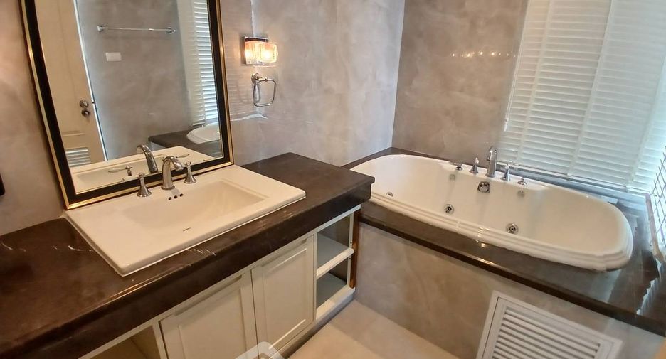 Condo en alquiler de 3 habitaciones en Khlong Toei, Bangkok