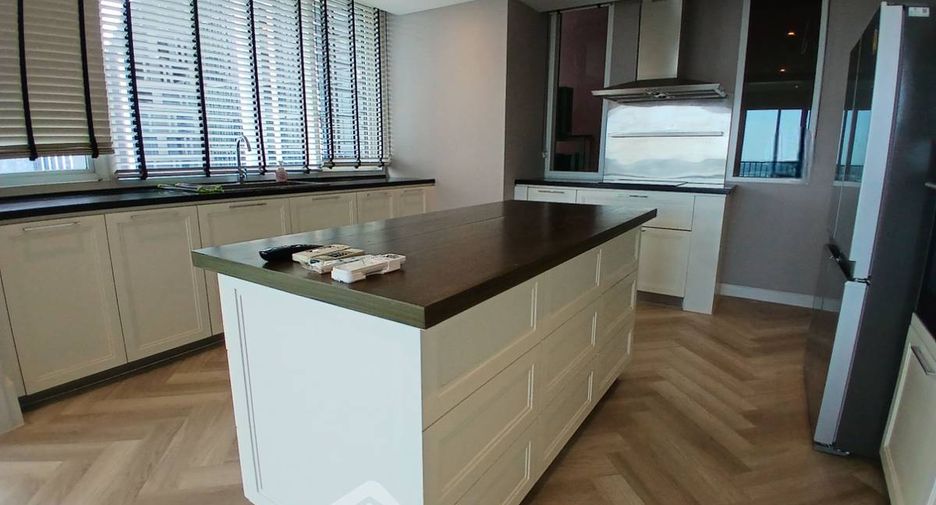 Condo en alquiler de 3 habitaciones en Khlong Toei, Bangkok