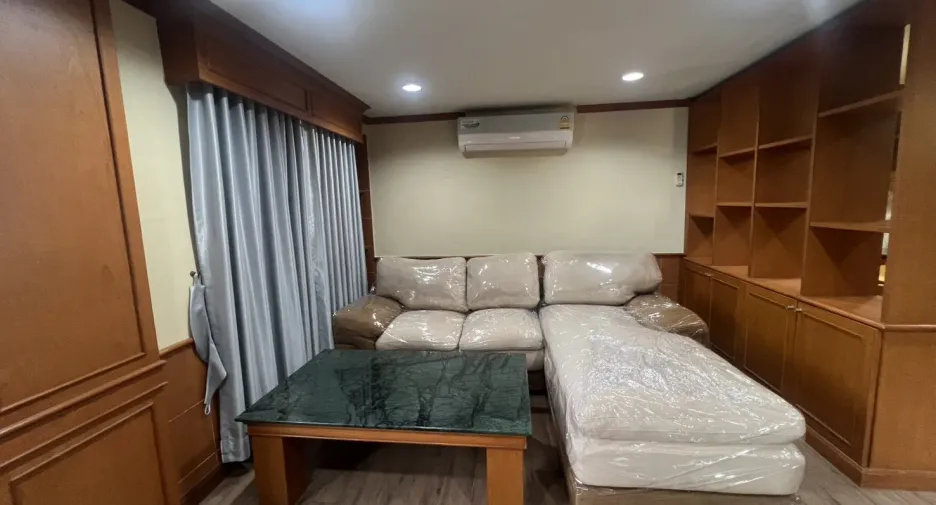 Wohnung zur Miete mit 2 Zimmer in Huai Khwang, Bangkok