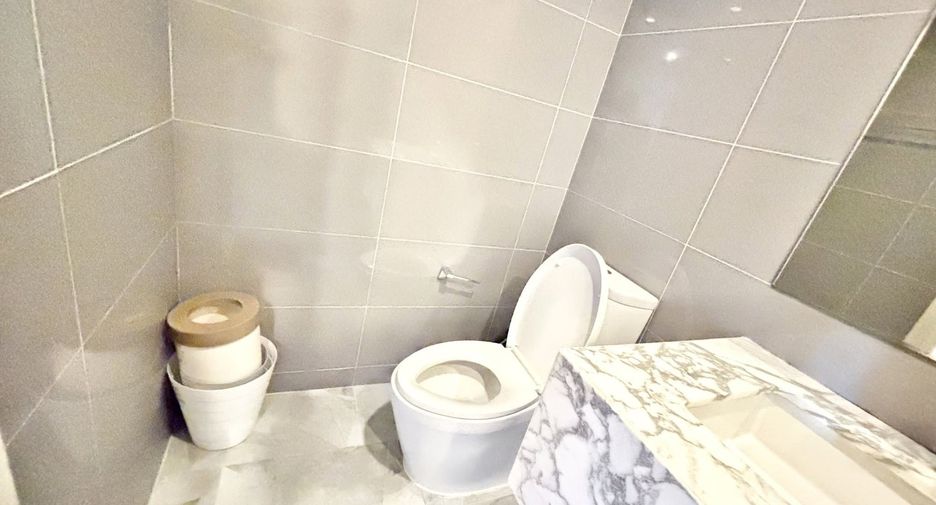 For rent 2 bedrooms condo in Pathum Wan, Bangkok