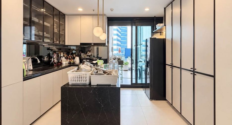 For sale and for rent 4 bedrooms condo in Watthana, Bangkok