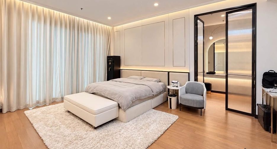 For sale and for rent 4 bedrooms condo in Watthana, Bangkok