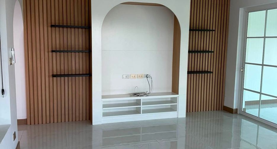 Casa en venta de 4 habitaciones en Saraphi, Chiang Mai