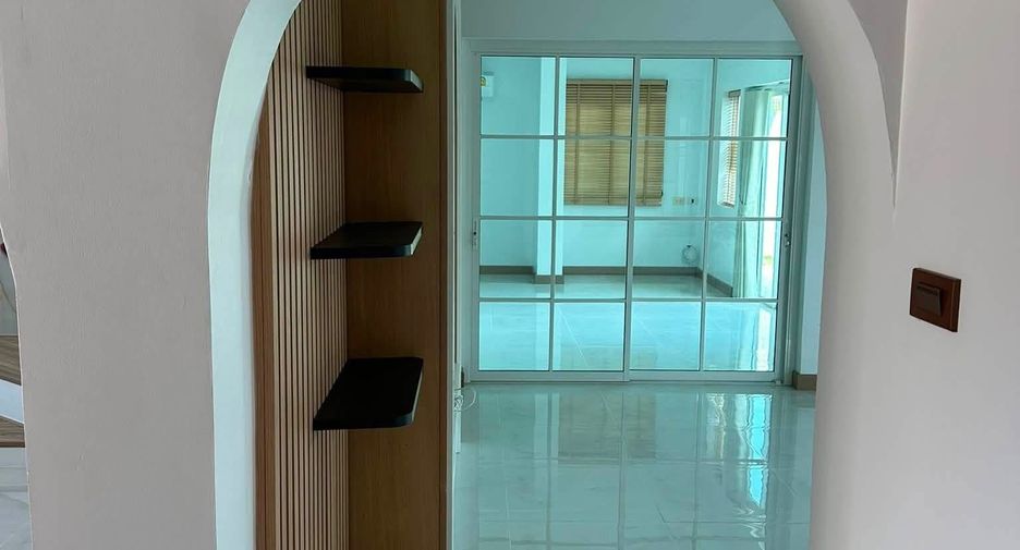 Casa en venta de 4 habitaciones en Saraphi, Chiang Mai