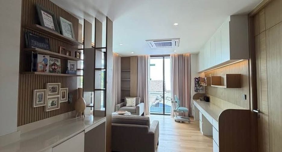 Casa en venta y en alquiler de 6 habitaciones en Huai Khwang, Bangkok