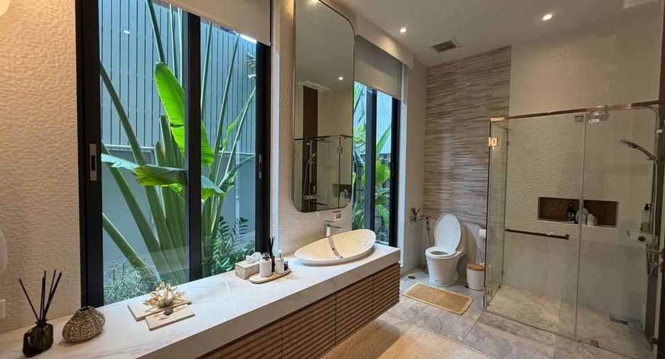 Casa en venta y en alquiler de 6 habitaciones en Huai Khwang, Bangkok
