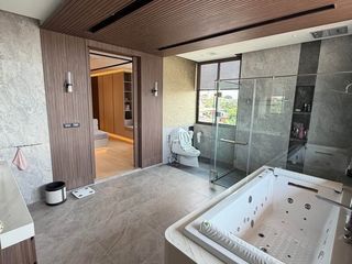 Casa en venta y en alquiler de 6 habitaciones en Huai Khwang, Bangkok
