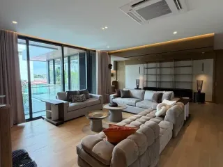 Casa en venta y en alquiler de 6 habitaciones en Huai Khwang, Bangkok