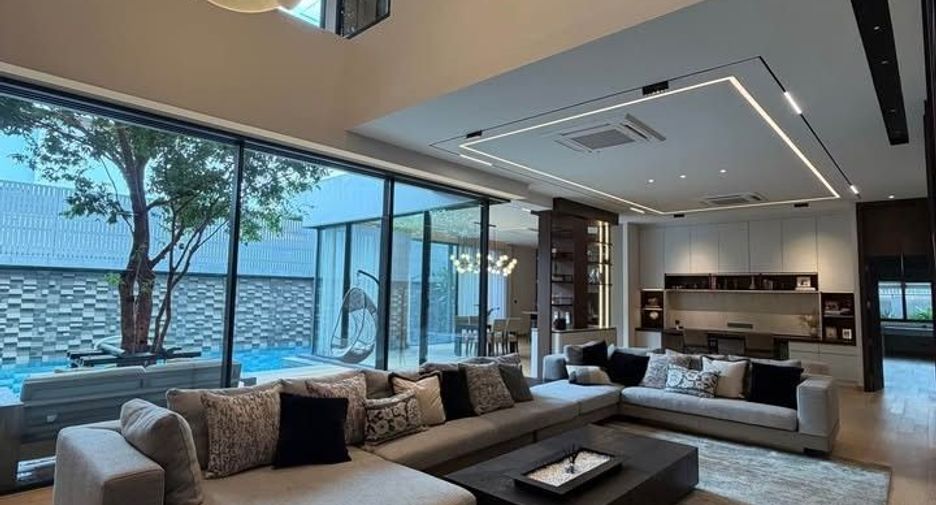 Casa en venta y en alquiler de 6 habitaciones en Huai Khwang, Bangkok