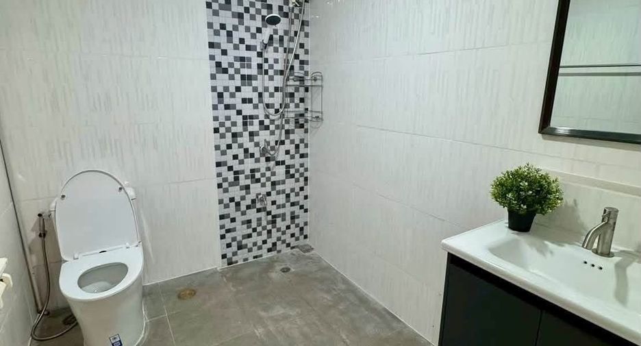 For rent 2 bedrooms condo in Huai Khwang, Bangkok