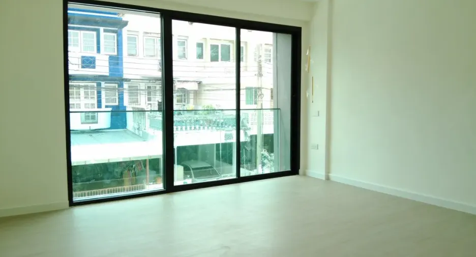 Reihenhaus zum Kauf mit 4 Zimmer in Lat Phrao, Bangkok