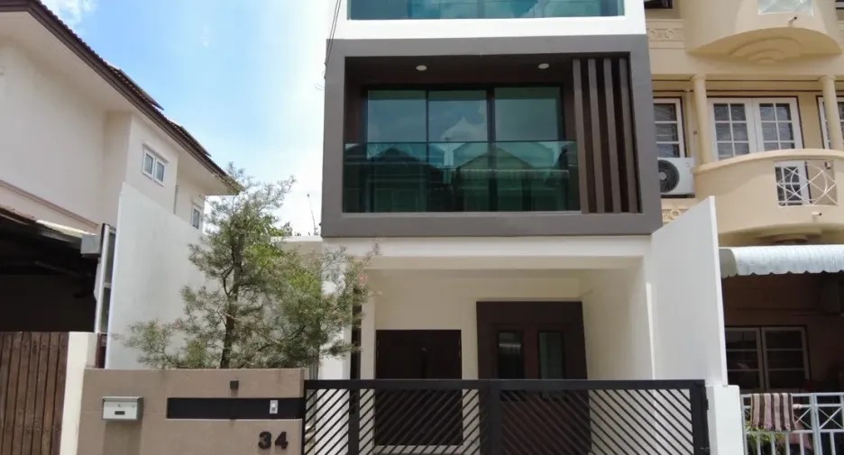 Reihenhaus zum Kauf mit 4 Zimmer in Lat Phrao, Bangkok
