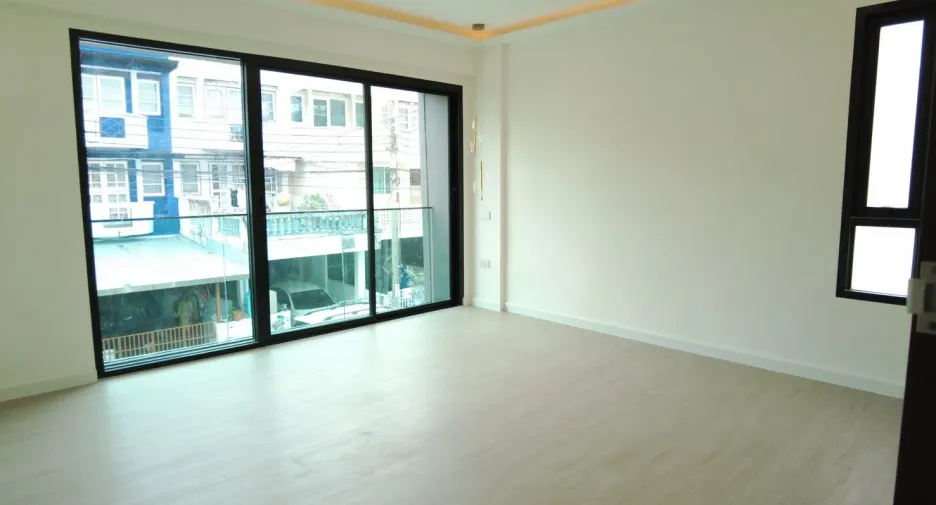 Reihenhaus zum Kauf mit 4 Zimmer in Lat Phrao, Bangkok