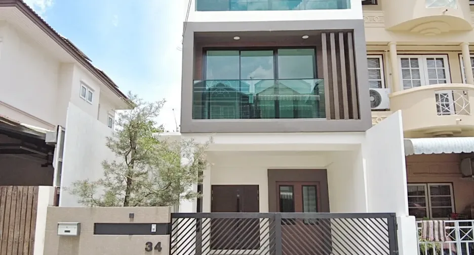 Reihenhaus zum Kauf mit 4 Zimmer in Lat Phrao, Bangkok