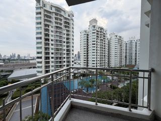 For rent 2 bedrooms condo in Huai Khwang, Bangkok