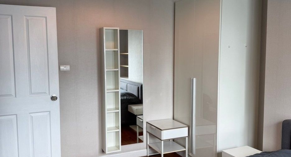 For rent 2 bedrooms condo in Huai Khwang, Bangkok