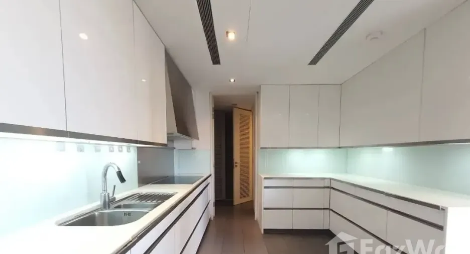 For rent 3 ベッドルーム condo in Sathon, Bangkok