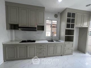 Casa en alquiler y en venta de 4 habitaciones en Taling Chan, Bangkok