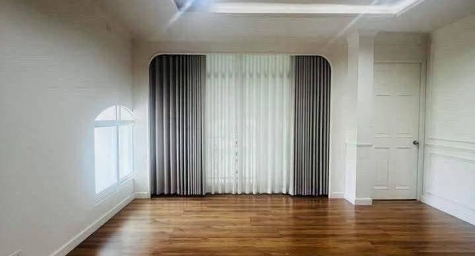 Casa en alquiler y en venta de 4 habitaciones en Taling Chan, Bangkok