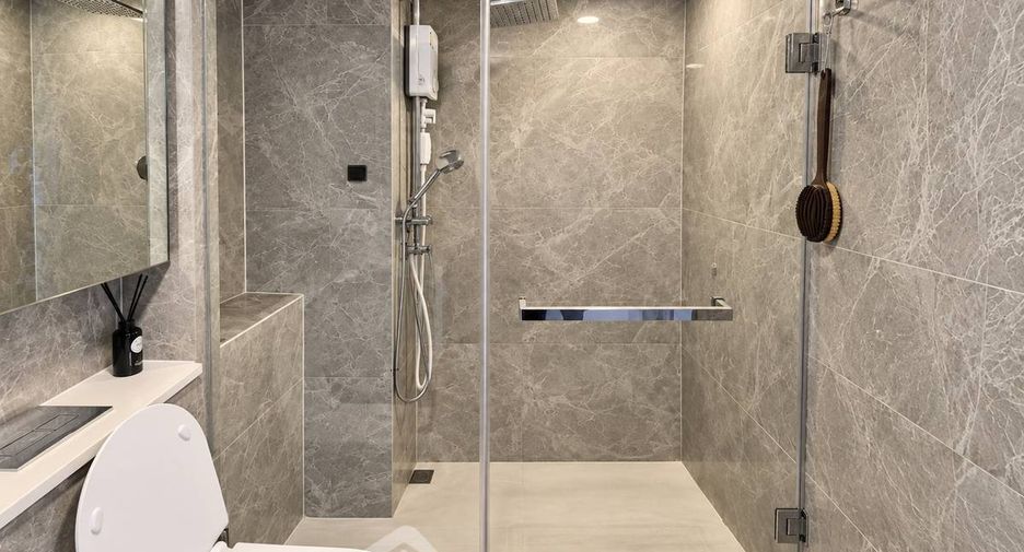 For rent 2 bedrooms condo in Huai Khwang, Bangkok