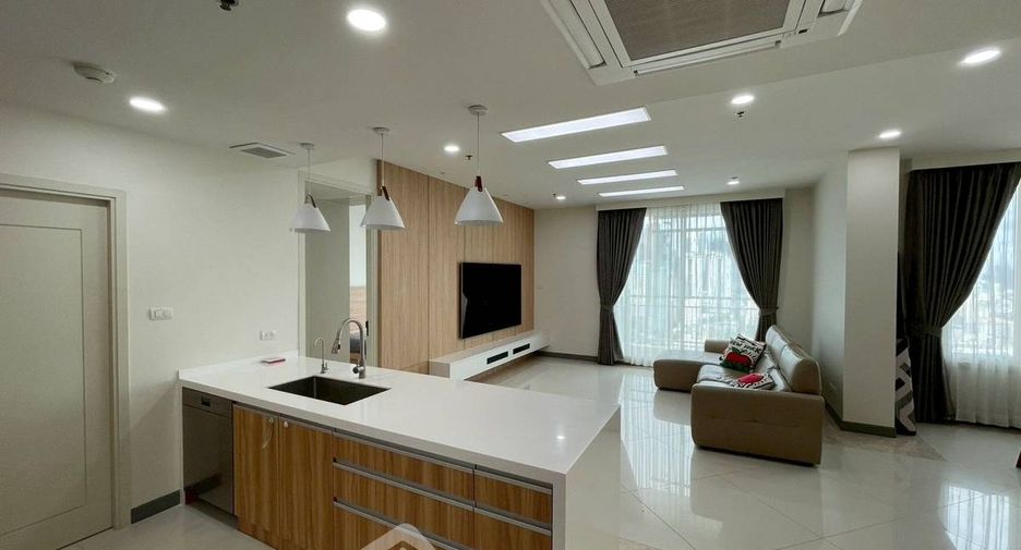 For sale 3 ベッドルーム condo in Sathon, Bangkok