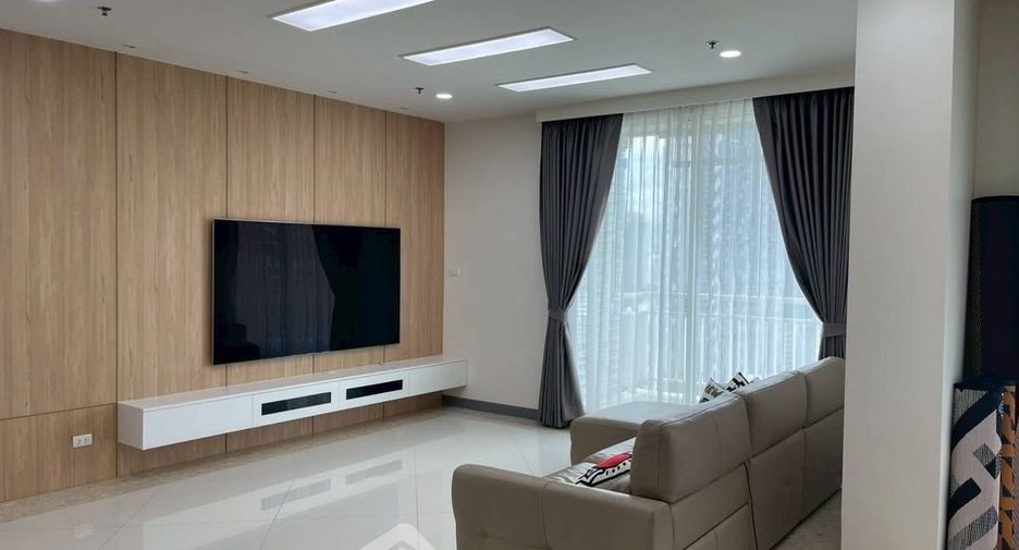For sale 3 ベッドルーム condo in Sathon, Bangkok