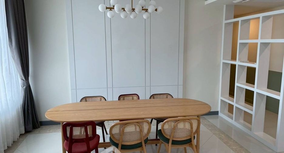 For sale 3 ベッドルーム condo in Sathon, Bangkok