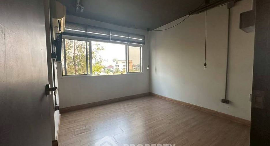 For sale 2 bedrooms condo in Wang Thonglang, Bangkok