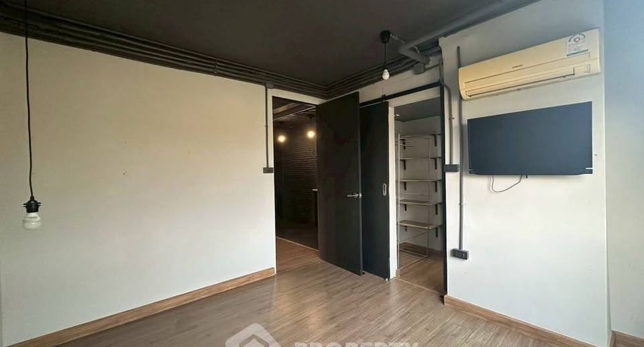 For sale 2 bedrooms condo in Wang Thonglang, Bangkok