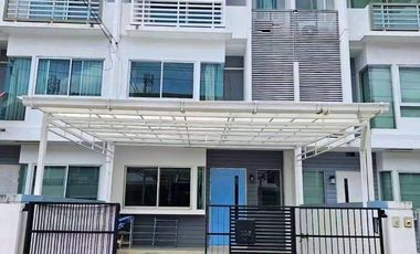 For sale 3 bedrooms townhouse in Bang Kapi, Bangkok