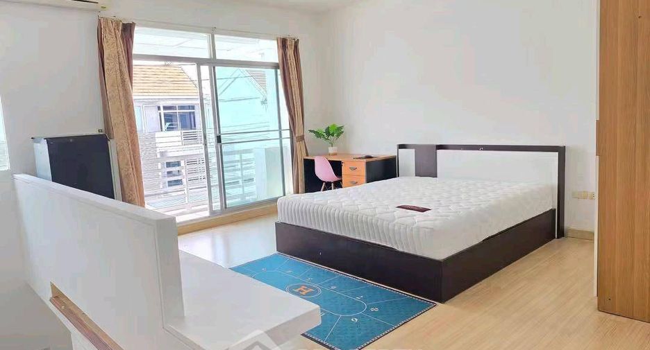 For sale 3 bedrooms townhouse in Bang Kapi, Bangkok