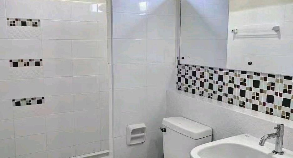 For sale 3 bedrooms townhouse in Bang Kapi, Bangkok