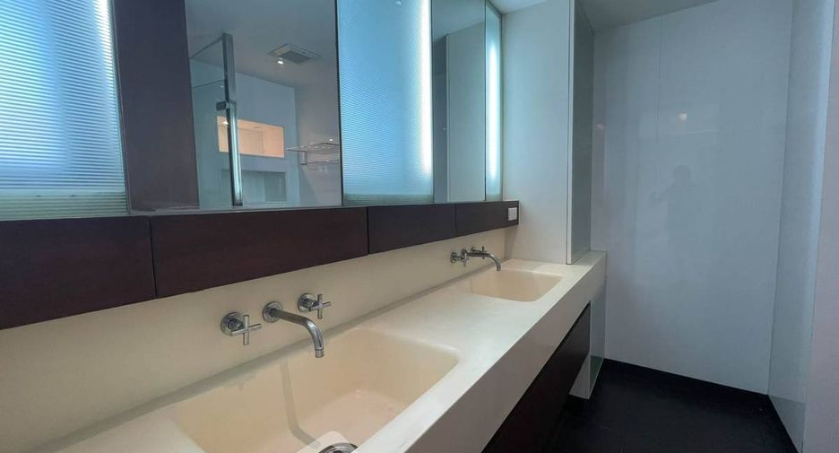 For sale 3 ベッドルーム condo in Sathon, Bangkok