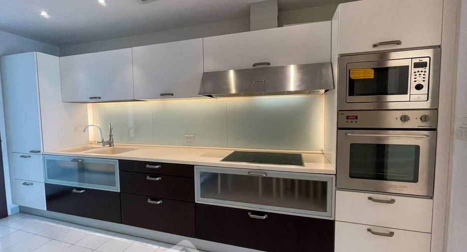 For sale 3 ベッドルーム condo in Sathon, Bangkok