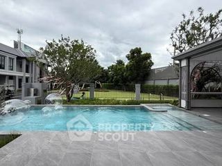 Casa en venta de 5 habitaciones en Taling Chan, Bangkok