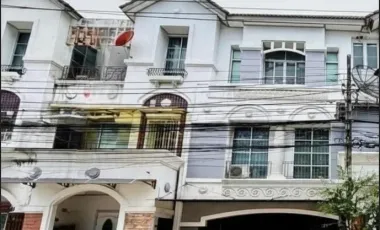À vendre et à louer 5 chambres maison de ville à Lat Phrao, Bangkok