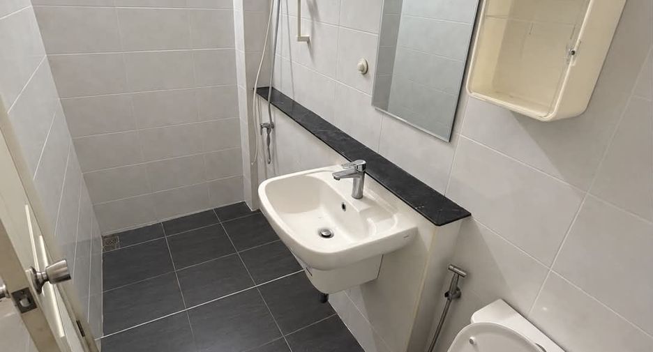 For sale 2 bedrooms retail Space in Sathon, Bangkok