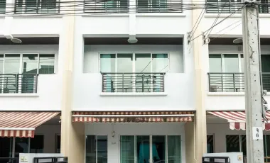 For rent 3 bedrooms townhouse in Lat Phrao, Bangkok