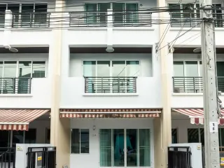 For rent 3 bedrooms townhouse in Lat Phrao, Bangkok