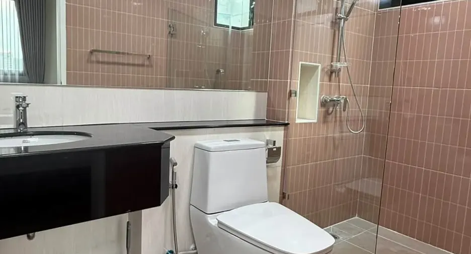 Аренда 2 спальни кондо в Щаттхана, Бангкок