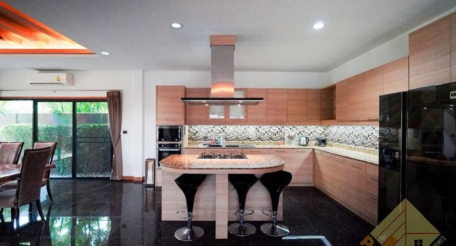 Haus zur Miete und zum Kauf mit 6 Zimmer in Bang Lamung, Chonburi