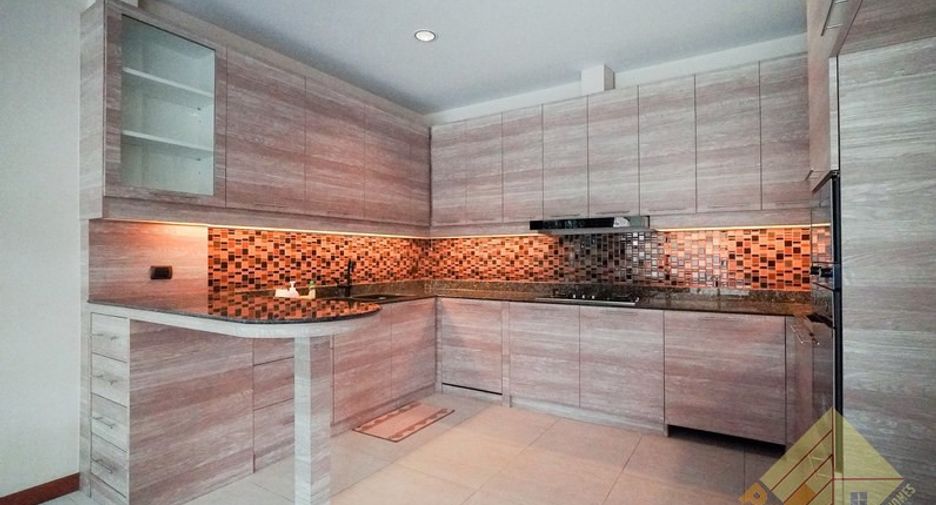 Haus zur Miete und zum Kauf mit 6 Zimmer in Bang Lamung, Chonburi