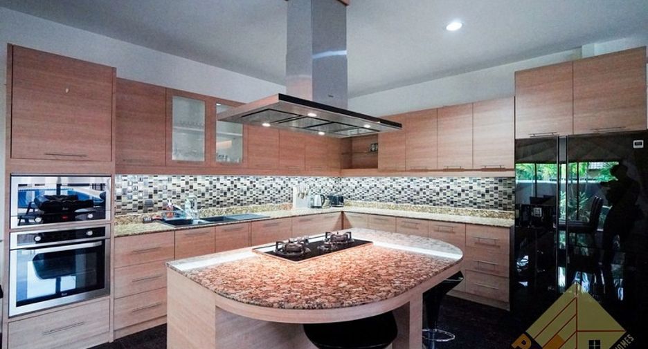 Haus zur Miete und zum Kauf mit 6 Zimmer in Bang Lamung, Chonburi