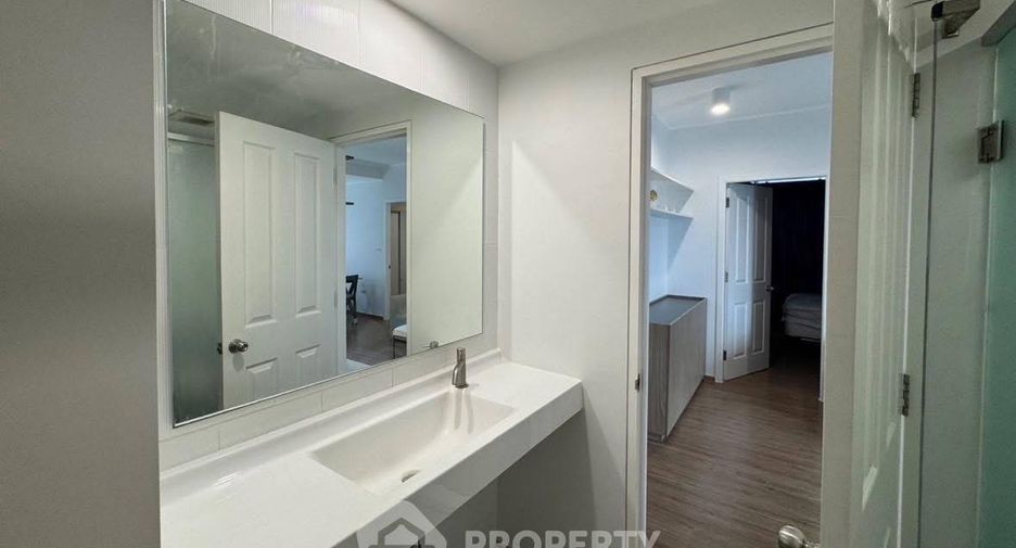 For rent 2 bedrooms condo in Thon Buri, Bangkok