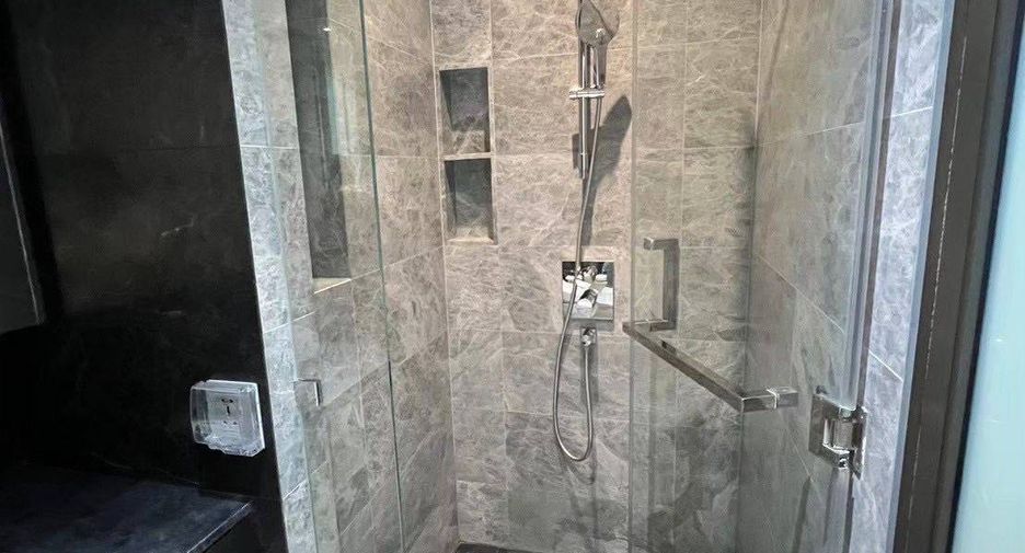 For rent 2 bedrooms condo in Pathum Wan, Bangkok