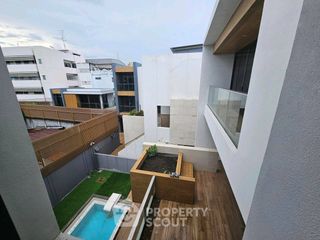 For rent 4 bedrooms townhouse in Yan Nawa, Bangkok