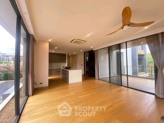 For rent 4 bedrooms townhouse in Yan Nawa, Bangkok