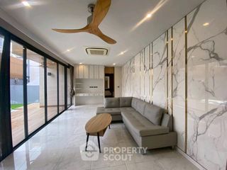 For rent 4 bedrooms townhouse in Yan Nawa, Bangkok